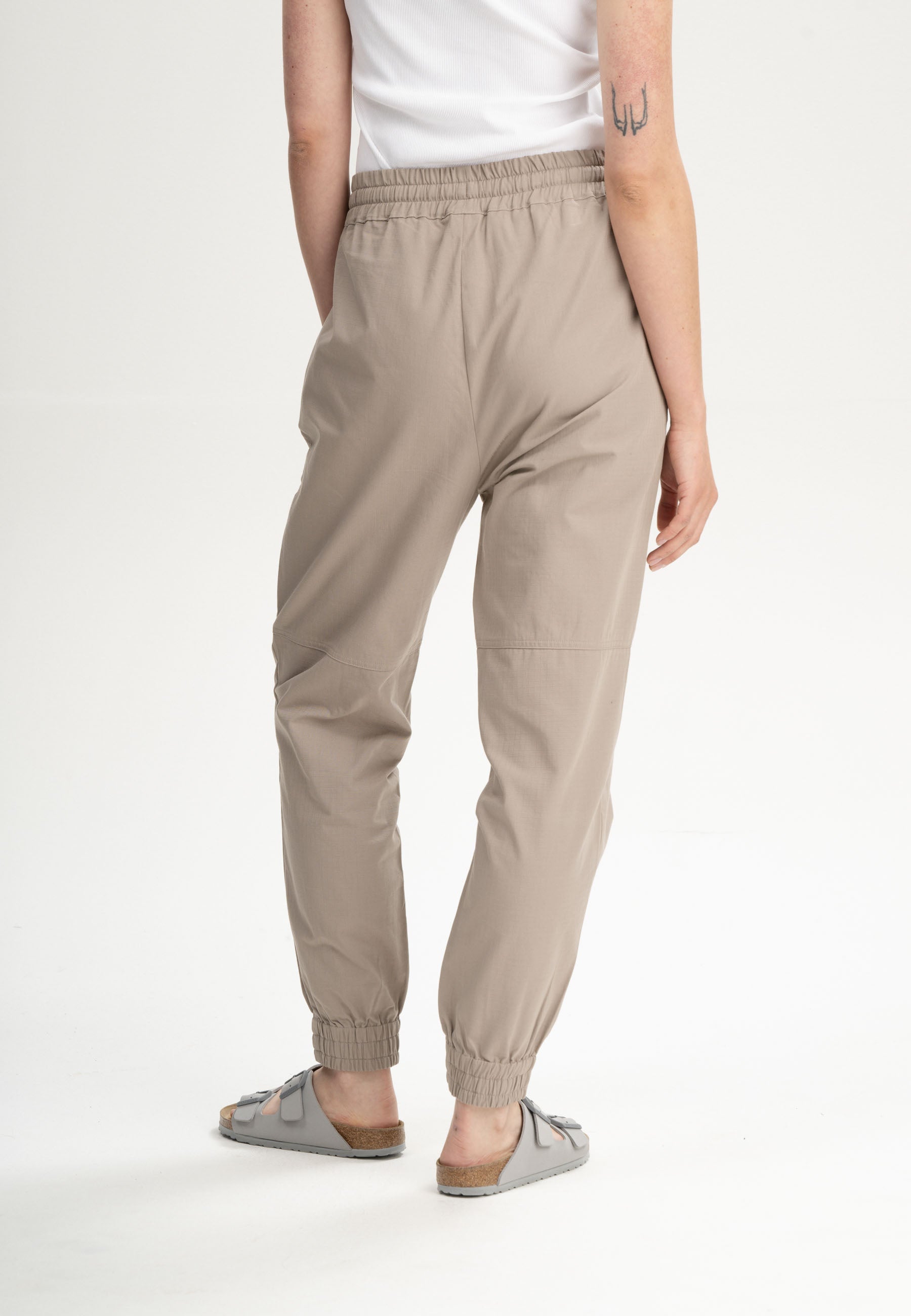 #Farbe_taupe